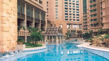 Hồ bơi ngoài trời phục vụ theo mùa