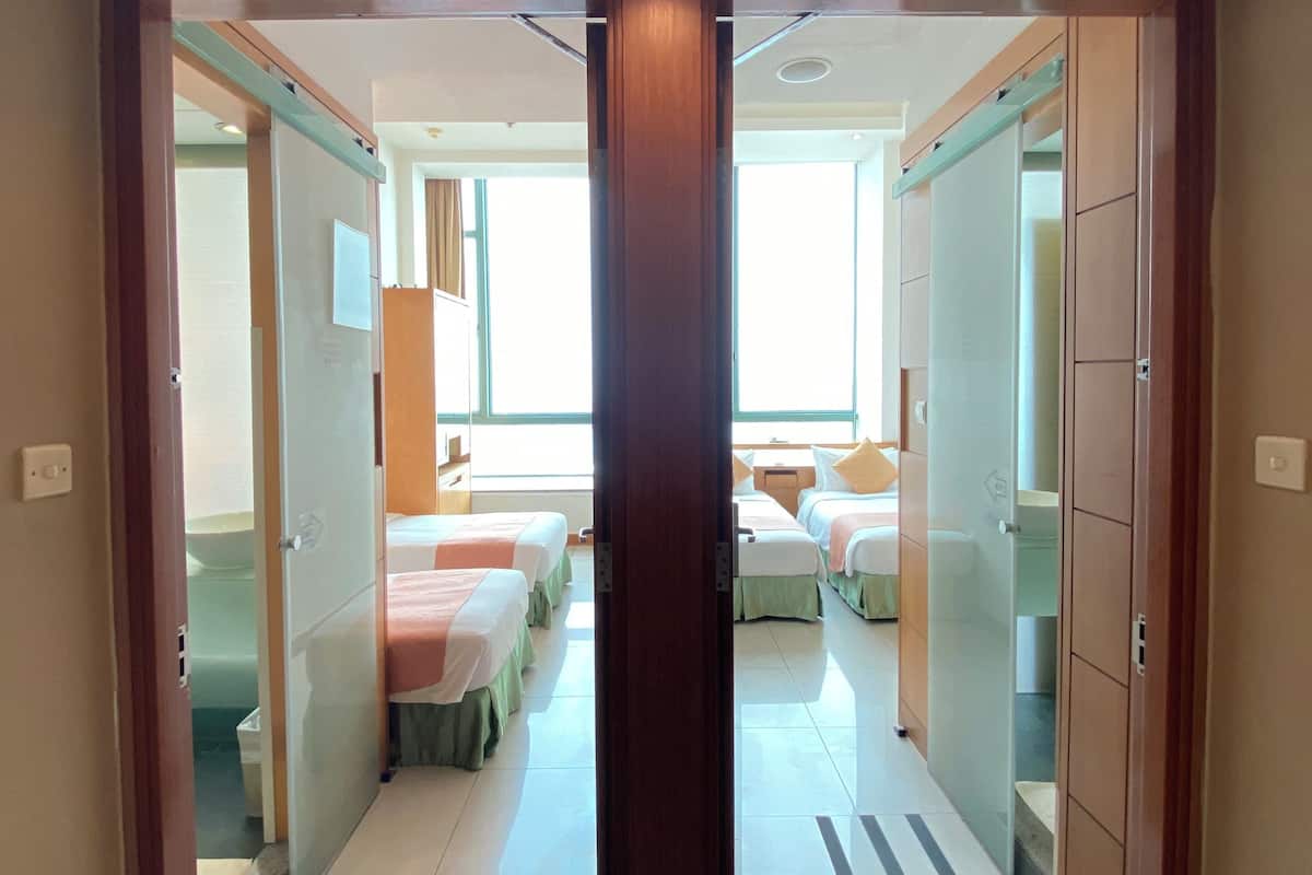Une chambre d’hôtel avec un grand lit, une table de chevet et une fenêtre.
