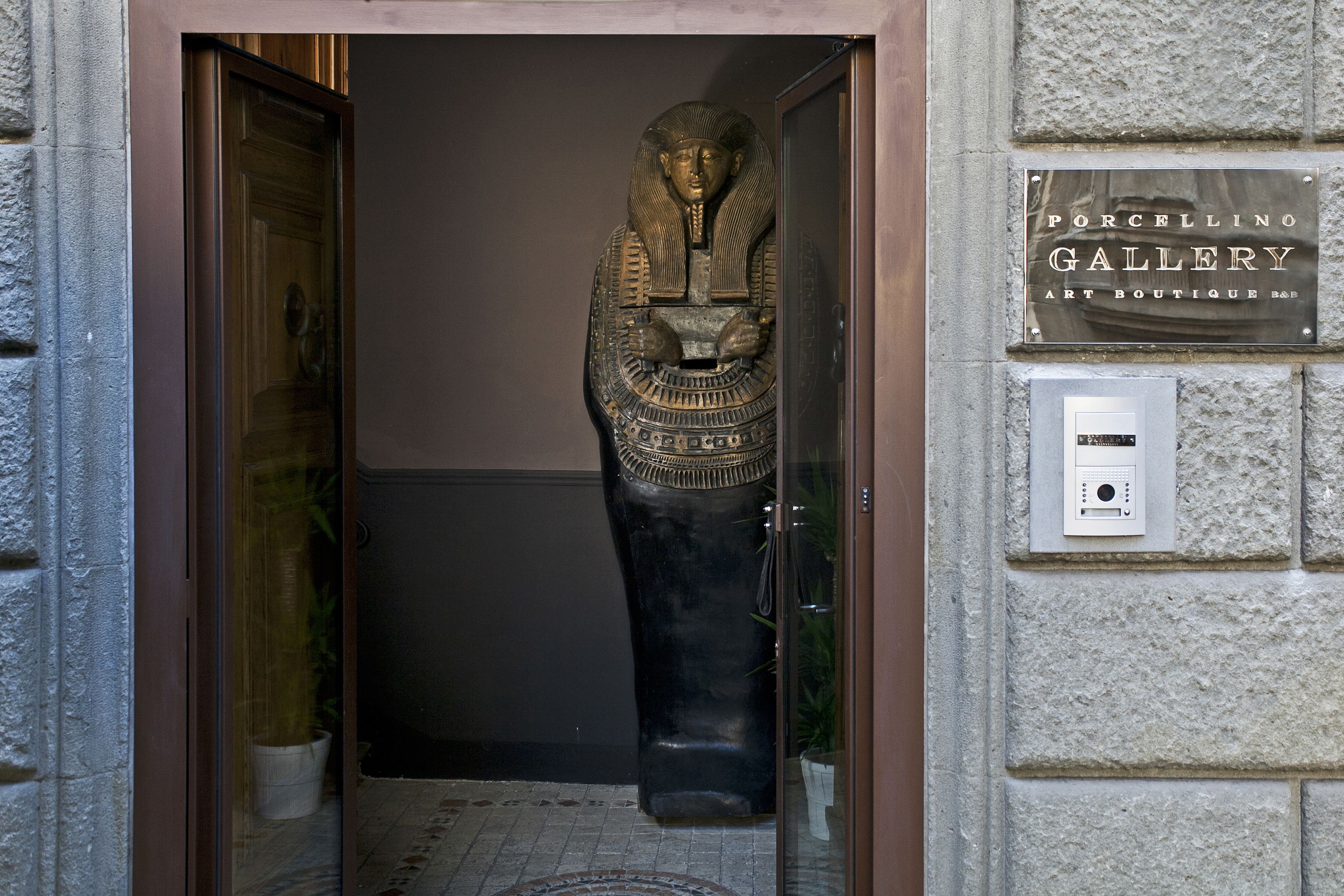 Vista frontal de la propiedad