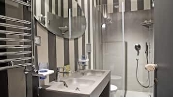 Classic Room, 1 Double Bed | Bathroom | Free toiletries, hair dryer, towels