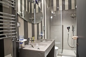Classic Room, 1 Double Bed | Bathroom | Free toiletries, hair dryer, towels - Porcellino Gallery (Florence)