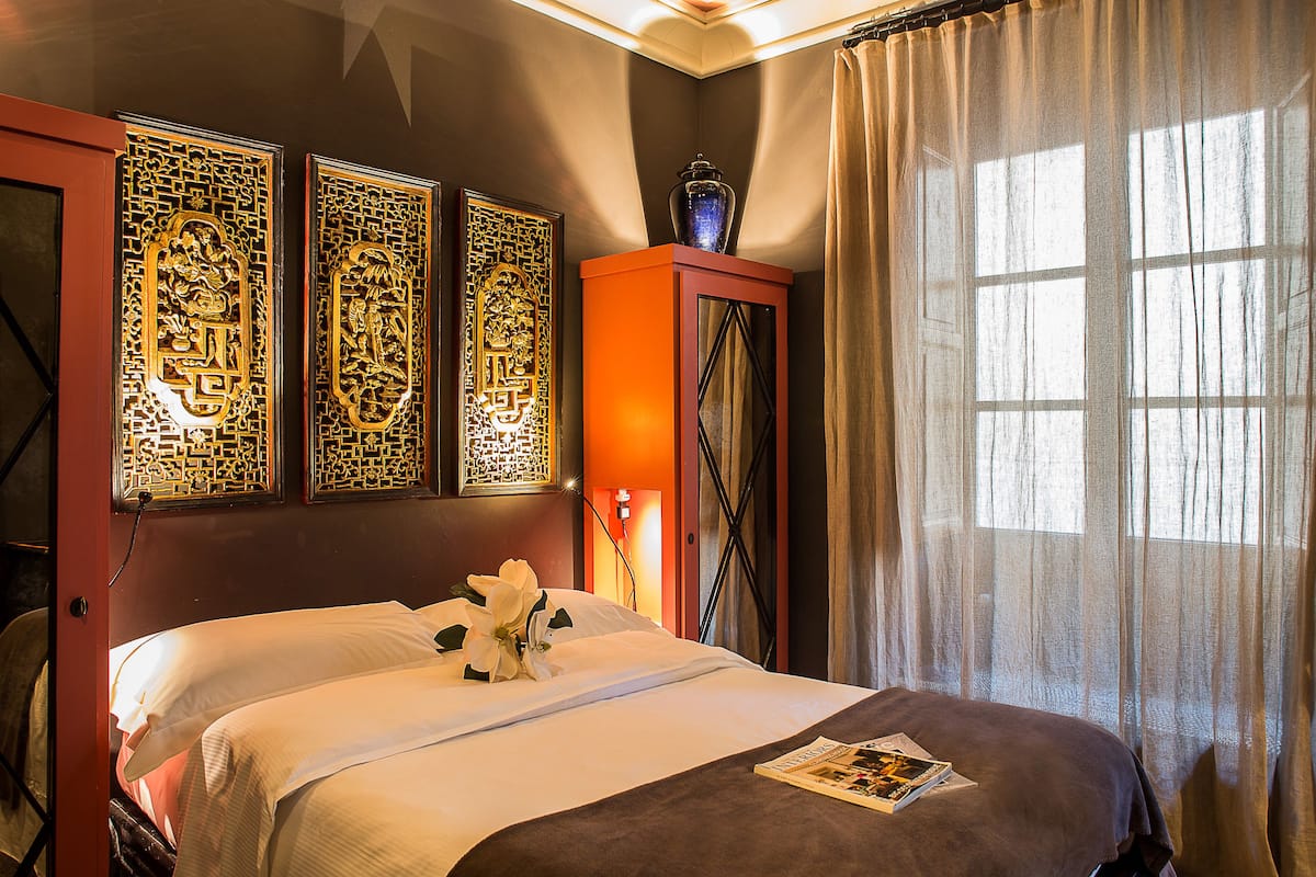 Premium bedding, in-room safe, soundproofing, free WiFi