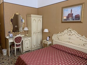 Dobbeltrom | Sengetøy av topp kvalitet, minibar, skrivebord og strykejern/-brett