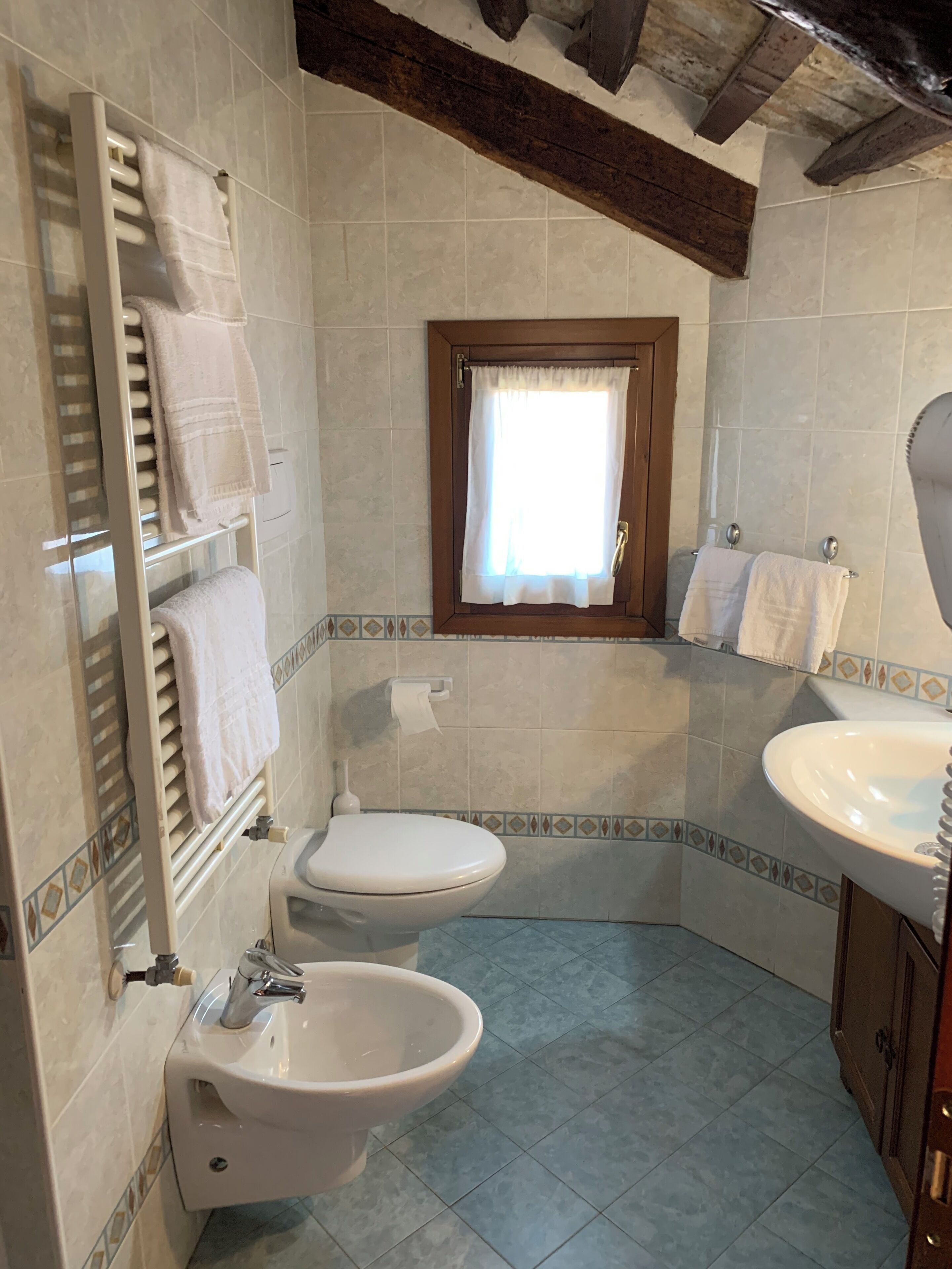 Ein Badezimmer mit Toilette, Bidet und Waschbecken.