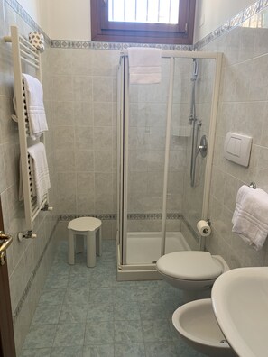 Douche, séchoir à cheveux, bidet, serviettes fournies