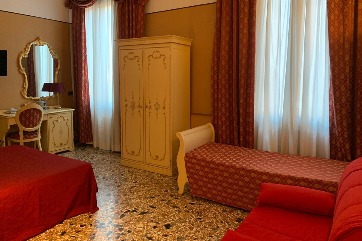 Chambre quadruple | Literie de qualité, minibar, bureau, fer et planche à repasser