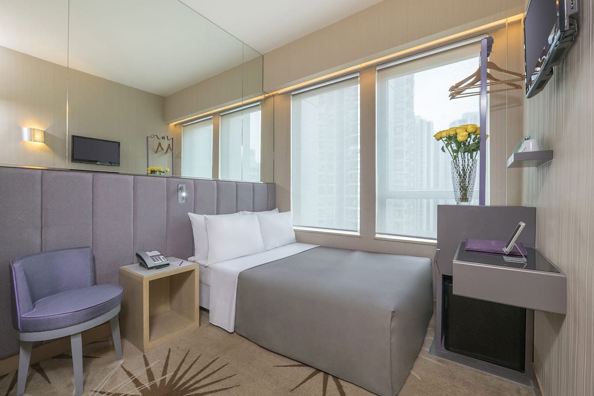 Peti besi dalam bilik, langsir/tirai gelap terus