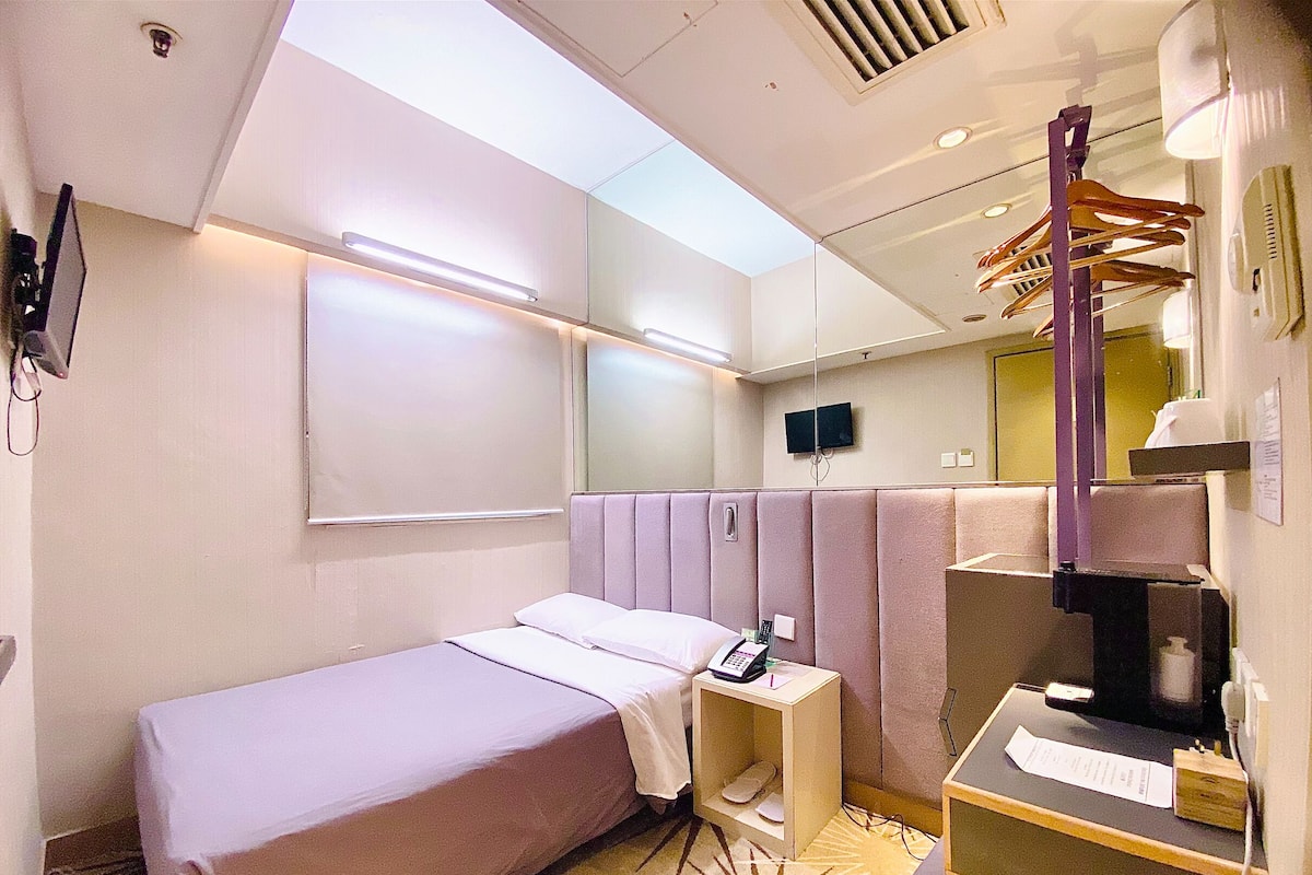 Standard Double Room | Peti besi dalam bilik, langsir/tirai gelap terus