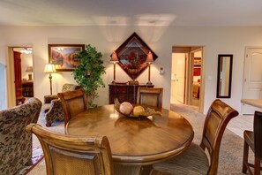 デラックス コンドミニアム 3 ベッドルーム エンスイート ゴルフビュー | 客室内のダイニングエリア