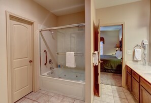 Deluxe-Apartment, 3 Schlafzimmer, mit Bad, Blick auf den Golfplatz | Badezimmer | Duschwanne, Whirlpool, kostenlose Toilettenartikel, Haartrockner