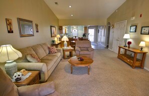 スタンダード コンドミニアム 2 ベッドルーム エンスイート ガーデンビュー | リビング エリア | テレビ