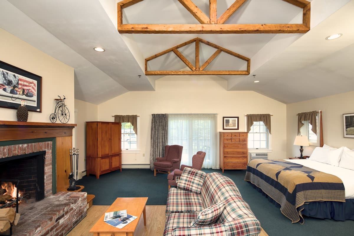 Rockport King Suite - Not Pet Friendly | 1 slaapkamer, een bureau, een strijkplank/strijkijzer, gratis wifi