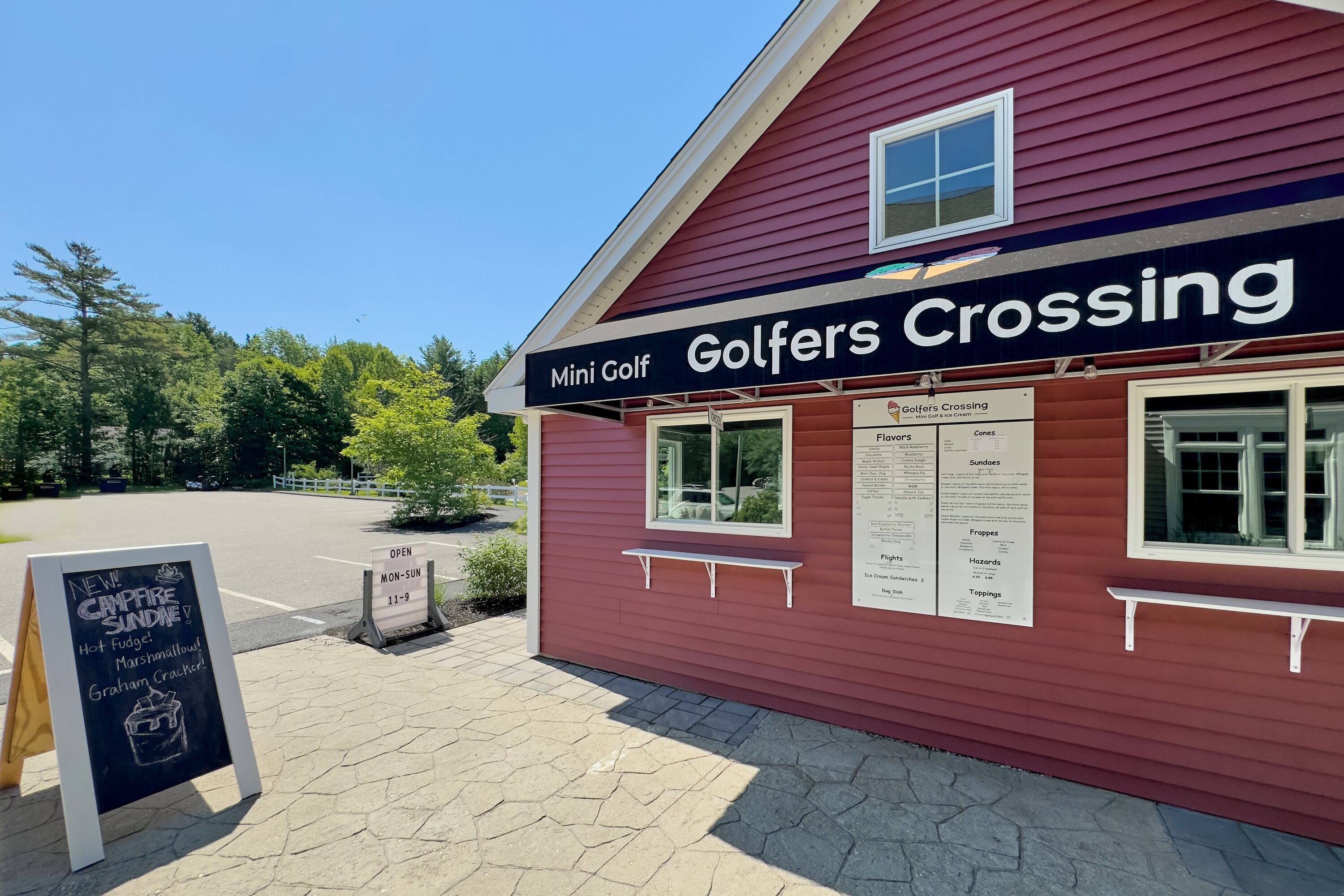 Un bâtiment rouge sur lequel on peut lire l’inscription : « Golfers Crossing Mini Golf ».
