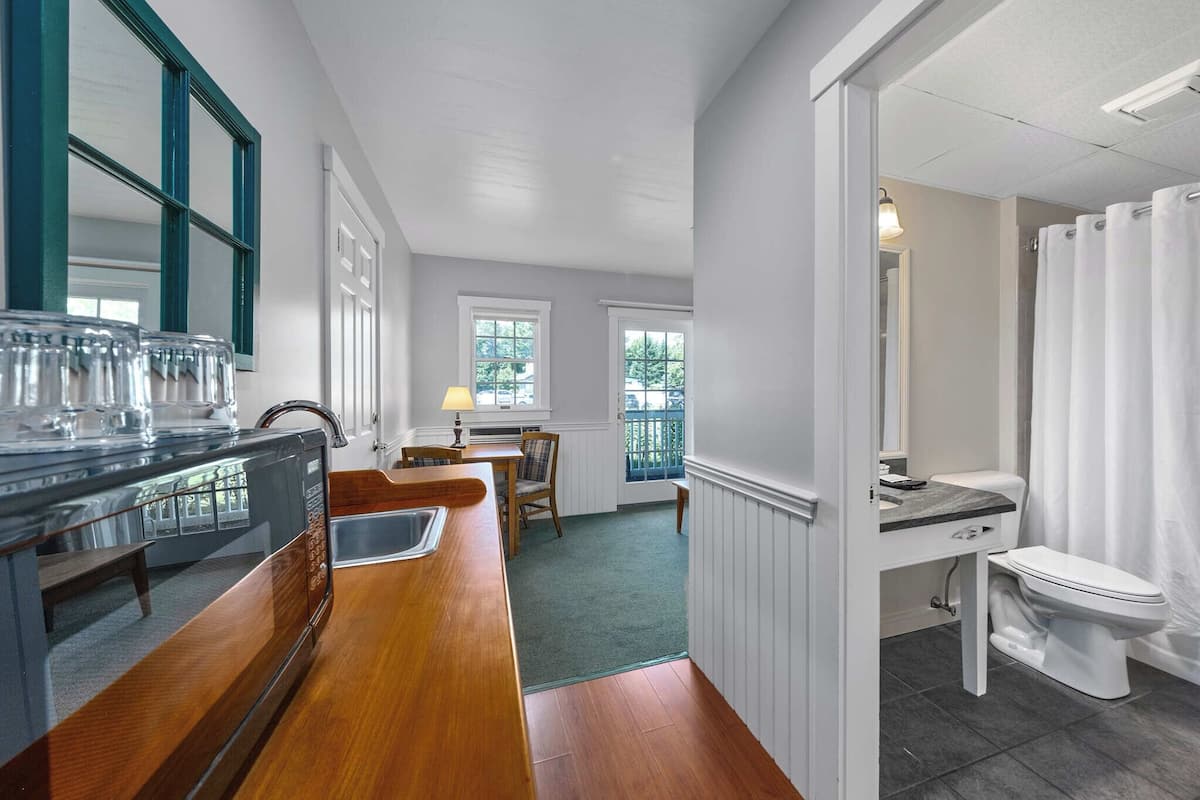 two queen deluxe suite - not pet friendly | 1 bedroom, desk, iron/ironing board, free wifi