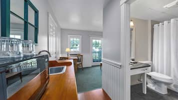 Two Queen Deluxe Suite - Not pet friendly | 1 間睡房、書桌、熨斗/熨衫板、免費 Wi-Fi