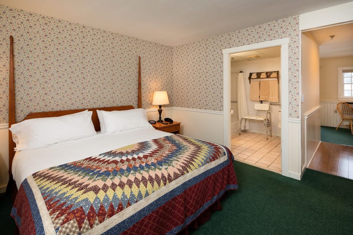 King Suite Accessible | 1 slaapkamer, een bureau, een strijkplank/strijkijzer, gratis wifi