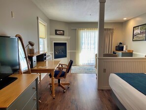 King Deluxe Accessible - Not Pet Friendly | Desk, iron/ironing board, free WiFi, bed sheets