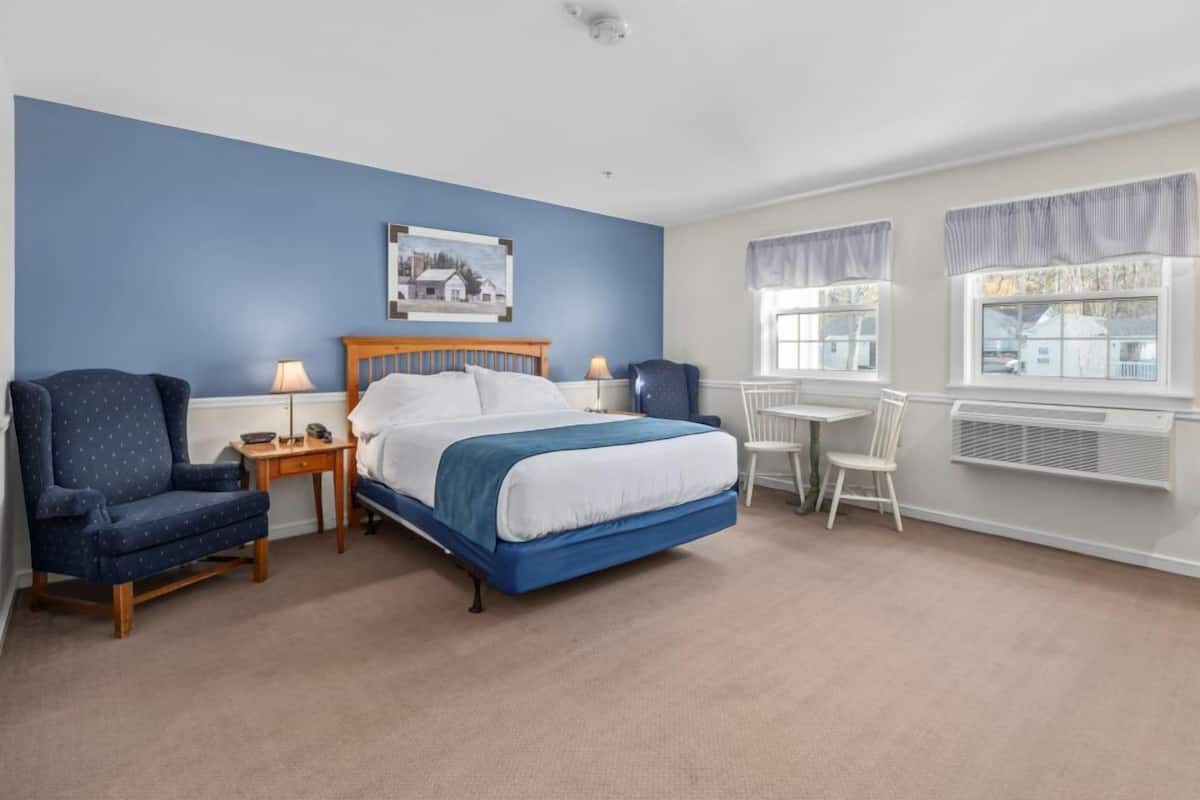 Queen Standard - Not Pet Friendly | 1 slaapkamer, een bureau, een strijkplank/strijkijzer, gratis wifi