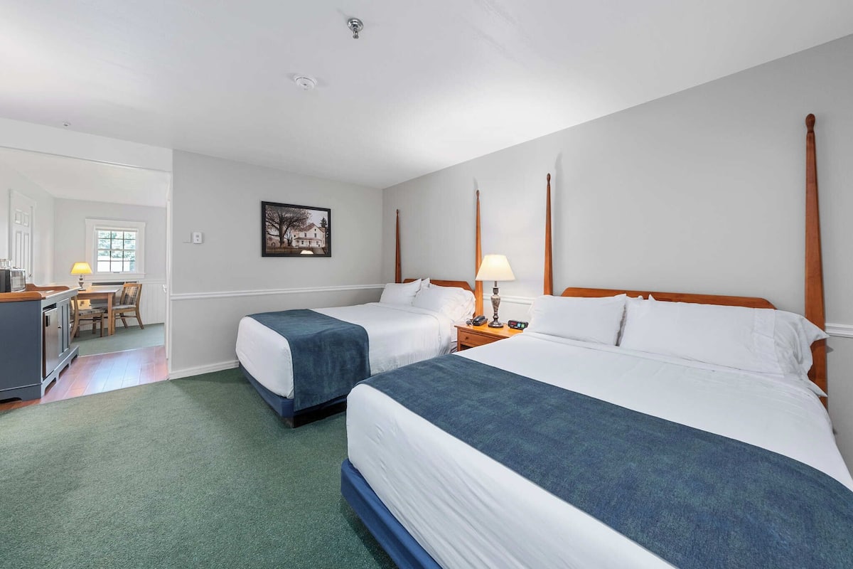 Two Queen Deluxe Suite - Not pet friendly | 1 slaapkamer, een bureau, een strijkplank/strijkijzer, gratis wifi