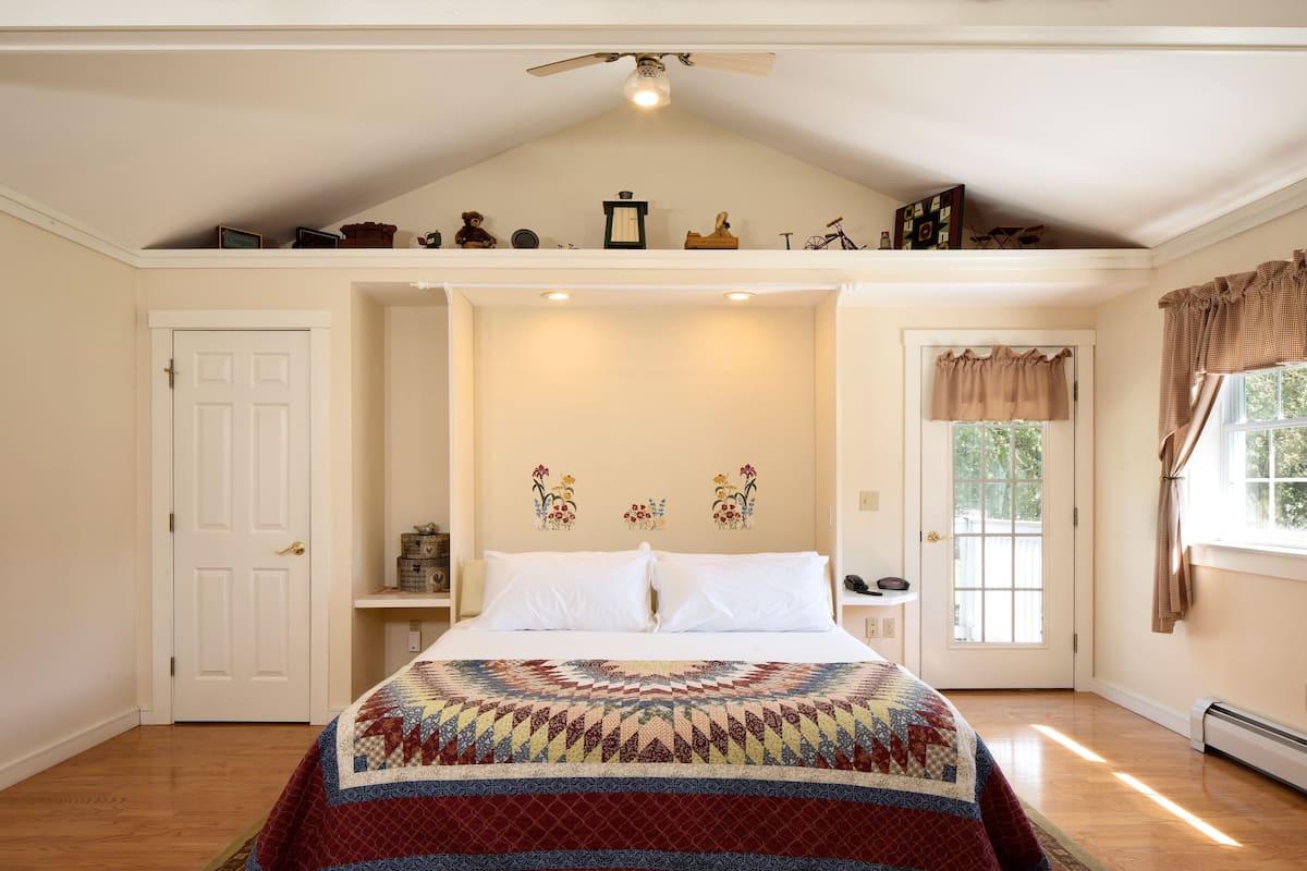 Camden King Suite - Not Pet Friendly | 1 slaapkamer, een bureau, een strijkplank/strijkijzer, gratis wifi