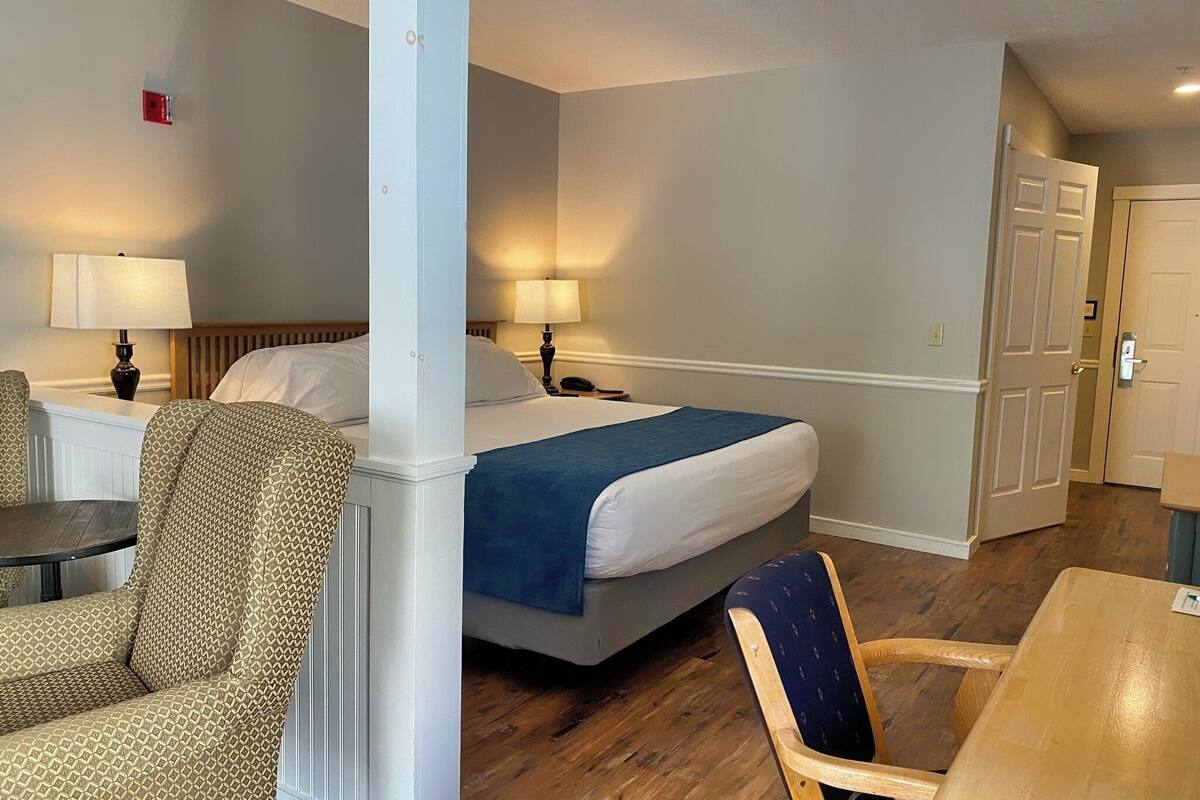 king deluxe accessible - not pet friendly | 1 bedroom, desk, iron/ironing board, free wifi