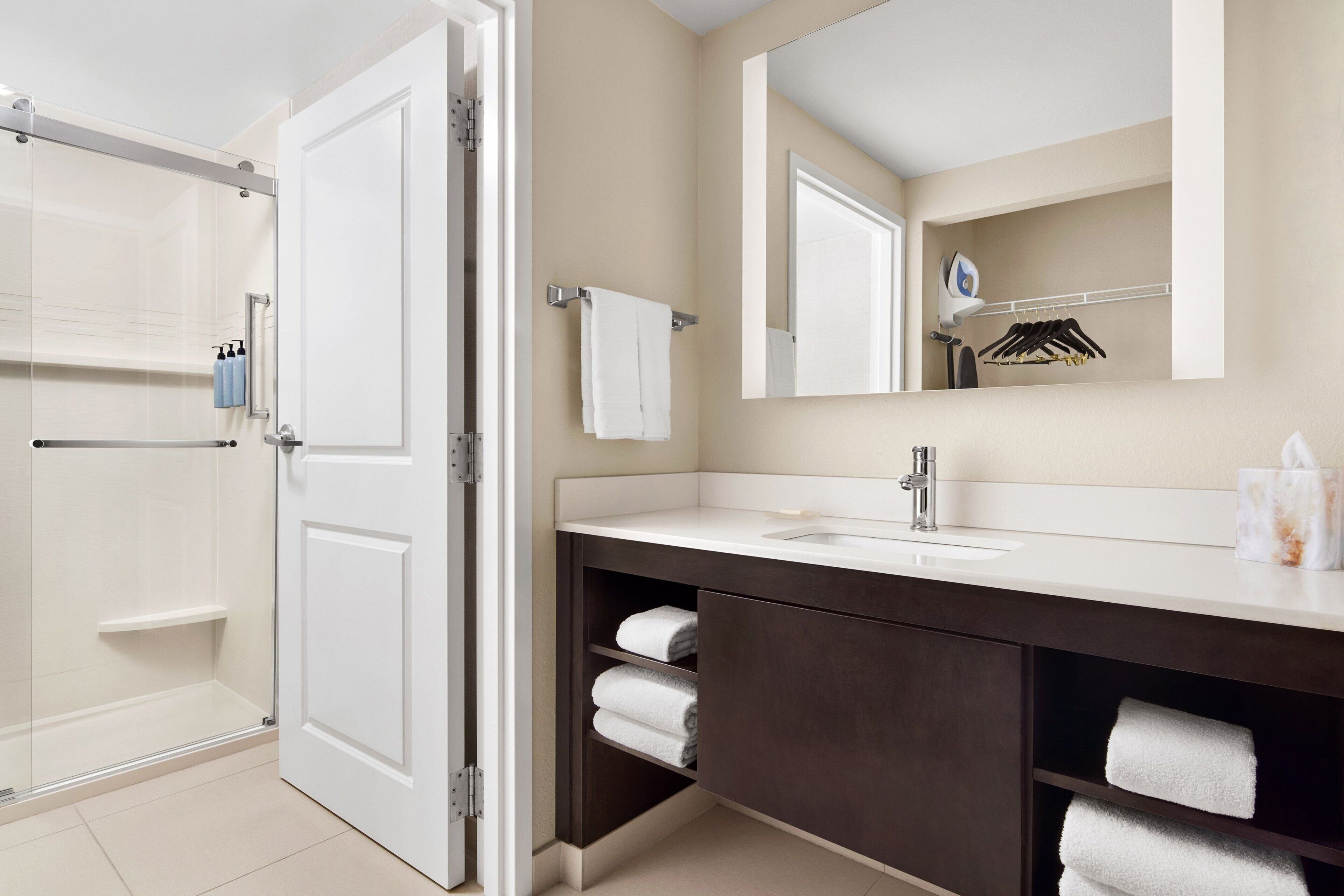 studio suite, non smoking | bathroom | combined shower/bathtub, free toiletries, hair dryer, towels