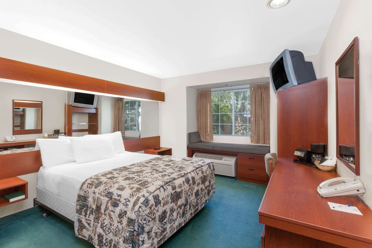 Desk, free cribs/infant beds, free WiFi, bed sheets