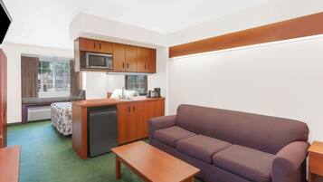 Studio Suite, 1 Queen Bed, Non Smoking | Desk, free cribs/infant beds, free WiFi, bed sheets