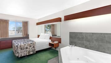 Deluxe Studio Suite, 1 Queen Bed, Accessible, Non Smoking | Jetted tub