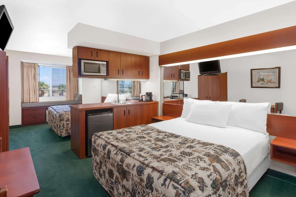 Studio Suite, 2 Double Beds, Non Smoking | Desk, free cribs/infant beds, free WiFi, bed sheets