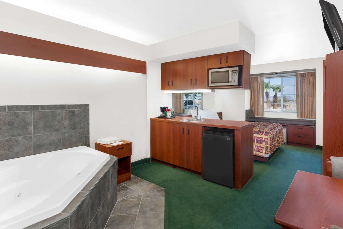 Suite, 1 Queen Bed, Non Smoking | Jetted tub
