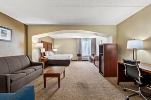 Desk, blackout curtains, iron/ironing board, free cots/infant beds - Comfort Inn & Suites (Panama City)