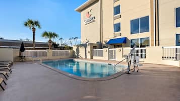 Seasonal outdoor pool, pool umbrellas