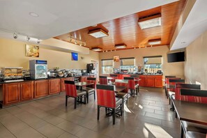 Free daily buffet breakfast - Comfort Inn & Suites (Panama City)
