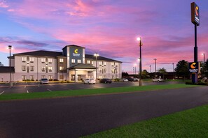 A Comfort Inn & Suites hotel with a parking lot and a grassy area in front. - Comfort Inn & Suites Cave City (Cave City)