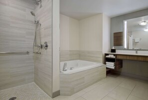 Suite, toegankelijk voor mindervaliden | Badkamer met douche