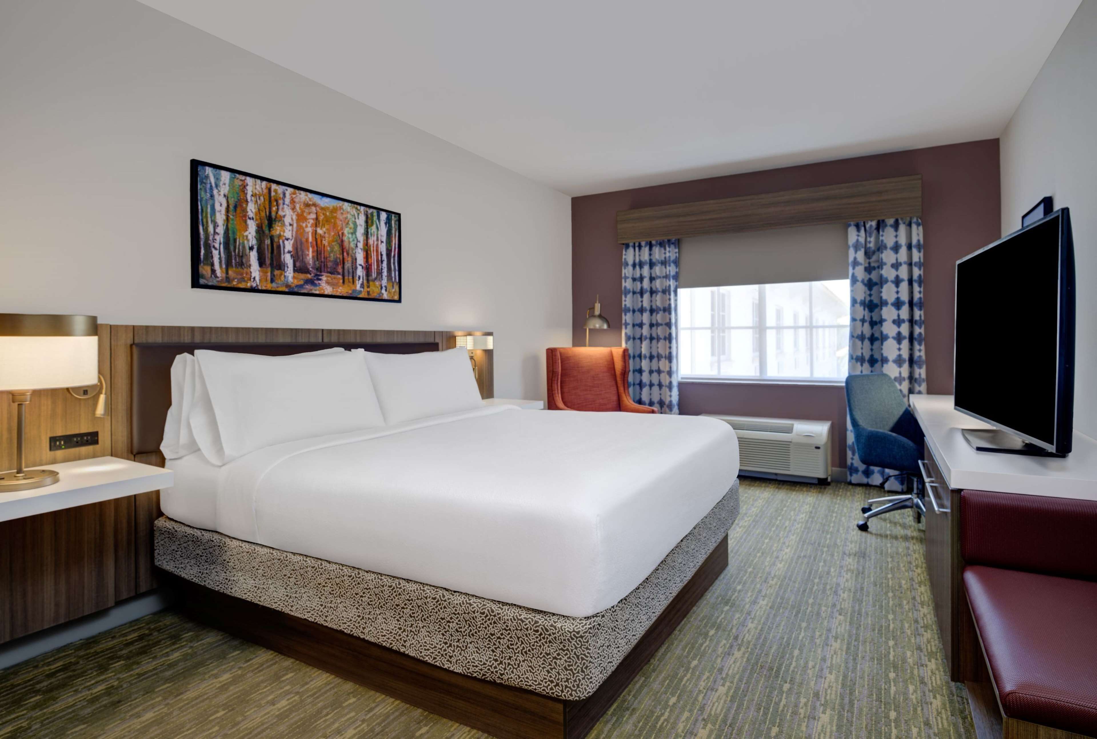 standard king | in-room safe, desk, iron/ironing board, free cots/infant beds
