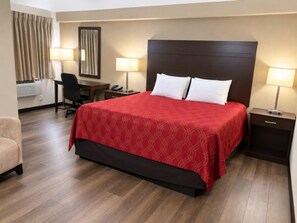 A hotel room with a bed, bedside tables, a desk, and a chair. - City Center Inn Downtown Portland (Portland)