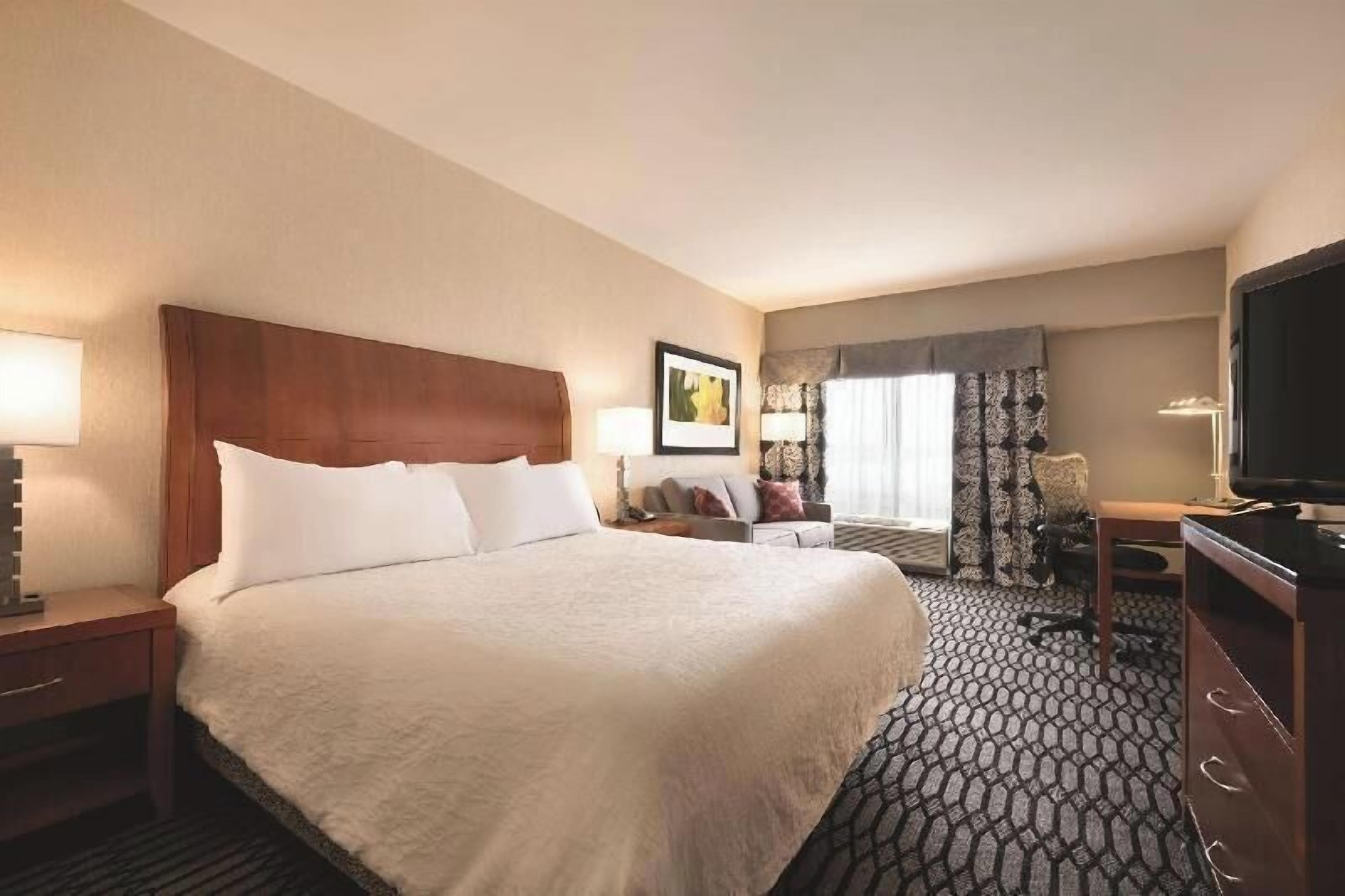 Premium bedding, in-room safe, desk, laptop workspace