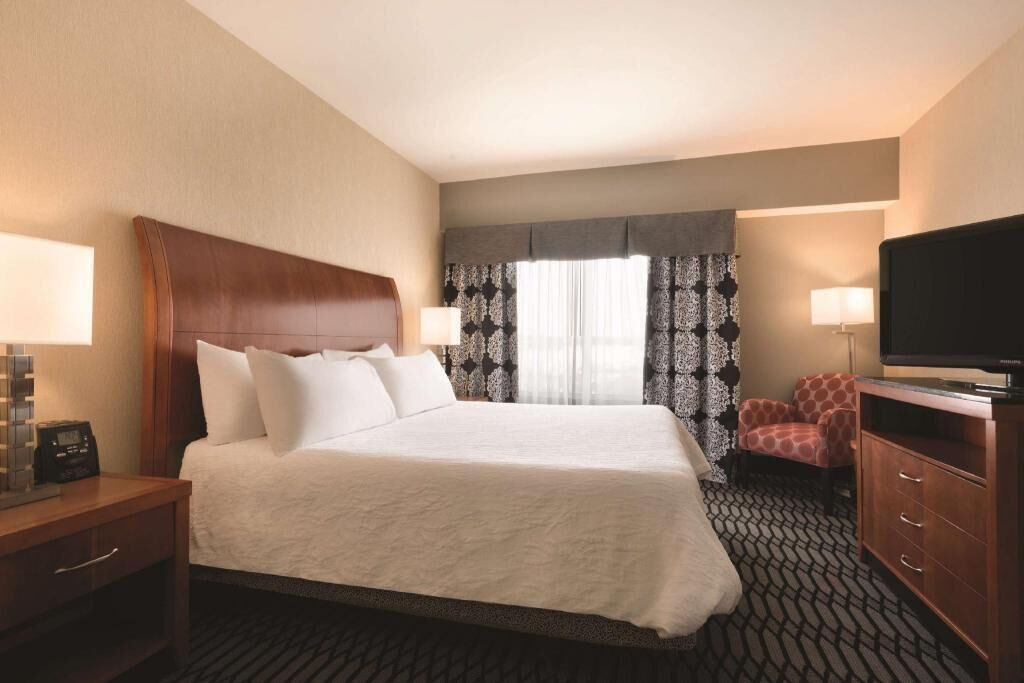 Premium bedding, in-room safe, desk, laptop workspace