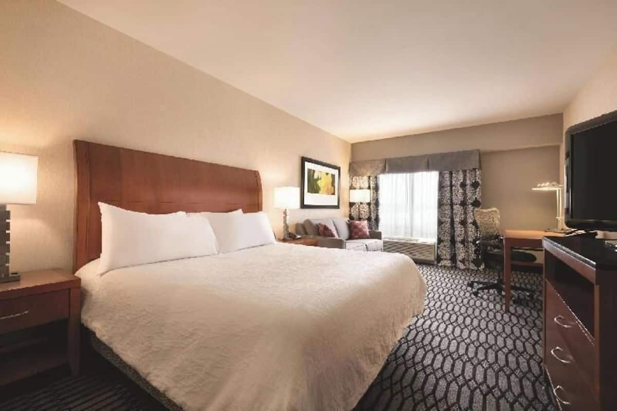 Premium bedding, in-room safe, desk, laptop workspace