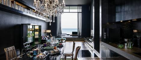 Aperto a colazione, cucina internazionale, con vista sulla spiaggia