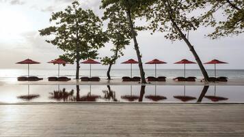 2 utendørsbassenger, bassengparasoller og solsenger