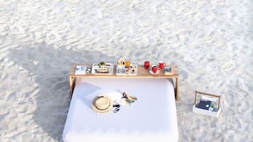 Am Strand, weißer Sandstrand, Liegestühle, Sonnenschirme