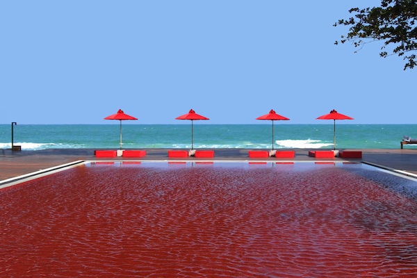 2 piscines extérieures, parasols de plage, chaises longues