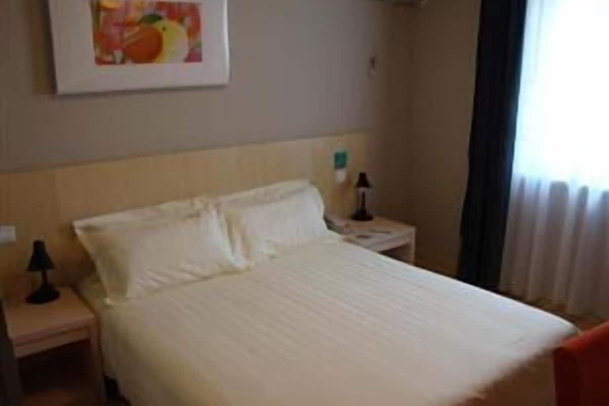 Single Room | Desk, blackout drapes, iron/ironing board, WiFi