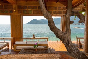 2 restaurants; breakfast, lunch, and dinner served - Santhiya Koh Phangan Resort & Spa (Ko Pha-ngan)