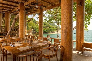 2 restaurants; breakfast, lunch, and dinner served - Santhiya Koh Phangan Resort & Spa (Ko Pha-ngan)