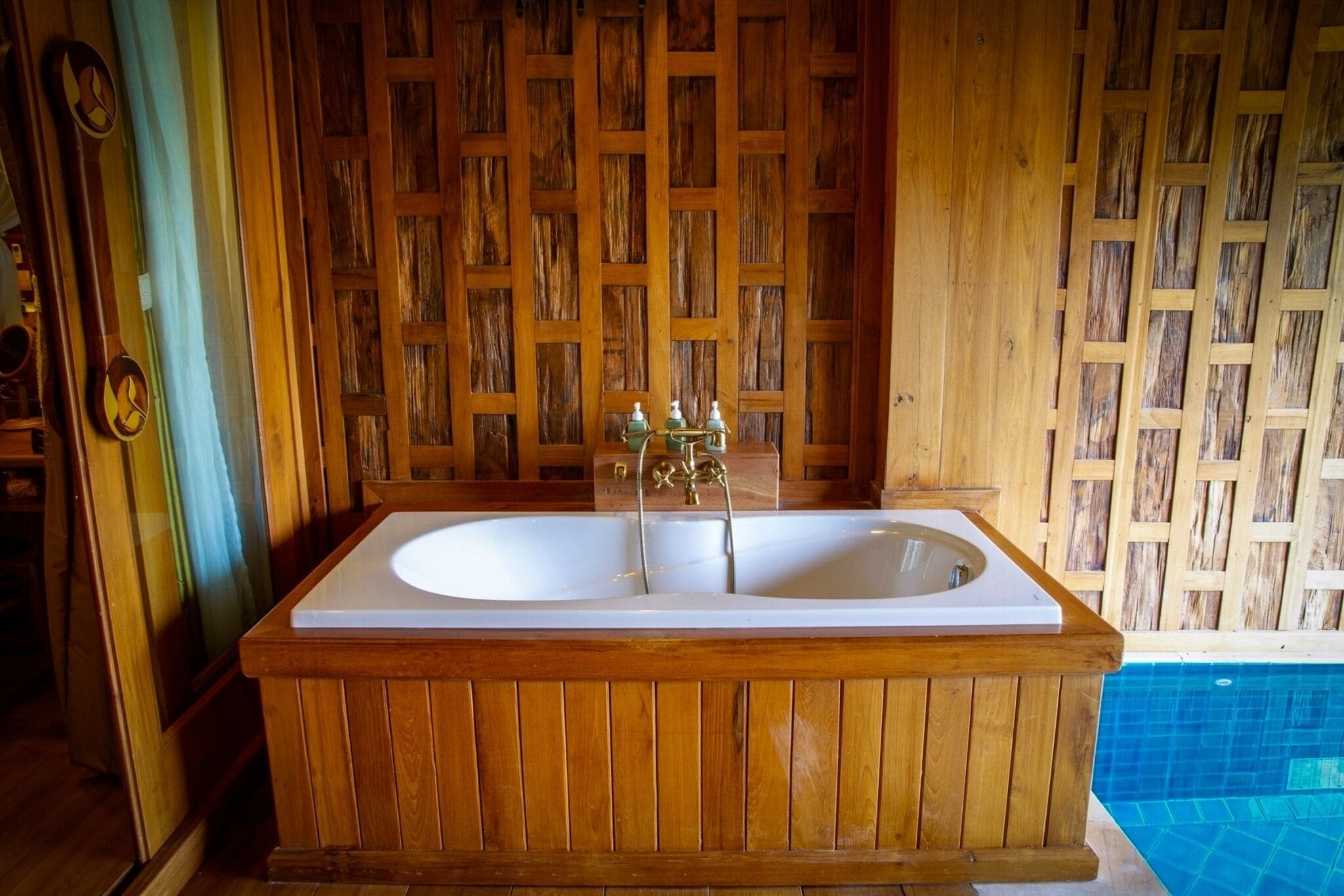 separate bathtub and shower, deep-soaking bathtub, rainfall showerhead