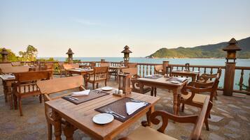 Daily buffet breakfast for a fee